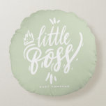 Coussins Ronds Citation de petit patron Moderne Calligraphie Mint<br><div class="desc">Ajoutez une touche de charme royal à votre pépinière grâce à ce coussin de bébé personnalisé avec "Little Boss" en calligraphie moderne, accentué d'une couronne mignonne. Idéal pour les bébés aux grandes personnalités, ce coussin s'ajoute adorablement à n'importe quel lit d'enfant ou crèche. Doux et confortable, il est conçu pour...</div>