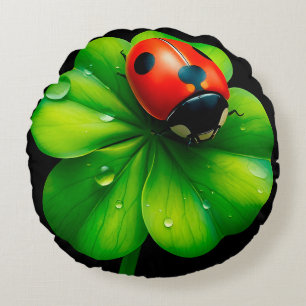 Coussins Ronds Coccinelle sur une feuille recouverte de rosée