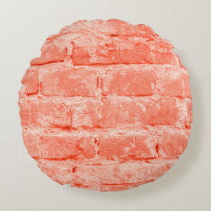 Coussins Ronds Corail vivant. Arrière - plan de mur de briques. C
