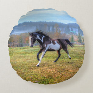 Coussins Ronds Courir Pinto Paint Horse & Misty Morning sur Ranch