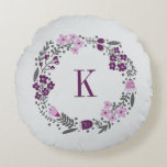 Coussins Ronds Couronne florale personnalisée Monogramme Plum Gre<br><div class="desc">Un design personnalisé de couronne florale ou d'emblème familial ou de crête. Motif ou design simple, élégant, moderne et tendance pour des oreillers et coussins à l'accent Round Throw. Arrière - plan gris clair ou gris avec une couronne de fleurs Plum, Lilac et Grey avec votre nom de famille personnalisé,...</div>