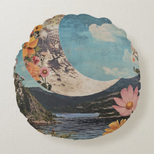 Coussins Ronds Crescent Moon sur un paysage serein