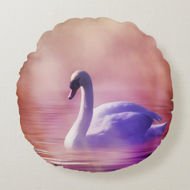 Coussins Ronds Cygne blanc flottant sur un lac brumeux (Devant)