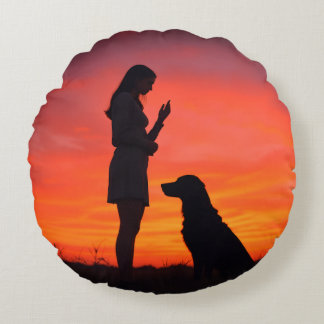 Coussins Ronds dog and girl Throw Pillows