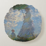 Coussins Ronds Femme avec parasol - Madame Monet et son fils<br><div class="desc">Claude Monet, 1875 en plein air peinture à l'huile sur toile représente Claude Monet femme Camille avec un parasol, debout sur une colline verte herbacée avec un ciel bleu nuageux en arrière - plan, lors d'une journée ventée en été chic boho clair bohème chic décoration d'art moderne classique historique moderne...</div>