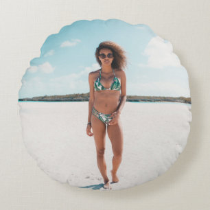 Coussins Ronds Femme en bikini debout sur le sable