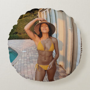 Coussins Ronds Femme en bikini jaune debout sur le flo de brique