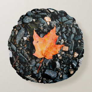 Coussins Ronds Feuille d'automne orange sur rochers noirs