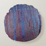 Coussins Ronds Forêt de hêtres par Gustav Klimt, Art Nouveau Vint<br><div class="desc">Beech Forest (1902) de Gustav Klimt est une peinture vintage de l'époque victorienne symbolisant un paysage d'art de grande qualité présentant une scène naturelle. Une forêt foncée avec hêtres et feuilles la nuit. À propos de l'artiste : Gustav Klimt (1862-1918) était un peintre symboliste autrichien et l'un des membres les...</div>