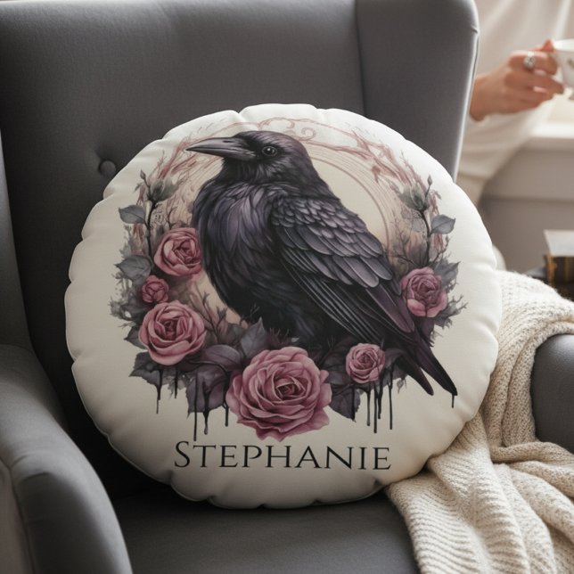 Coussins Ronds Gothic Raven Dark Academia Home Decor Accent (Gothic Raven & Roses – Personalized Cozy Mystic pillow)