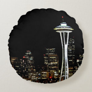 Coussins Ronds Horizon de Seattle la nuit, avec l'aiguille de