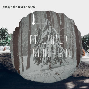 Coussins Ronds Les arbres couverts de neige dans la forêt brumeus