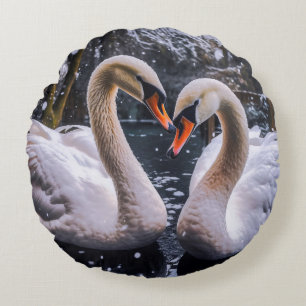 Coussins Ronds Les cygnes romantiques dans les merveilles hiverna