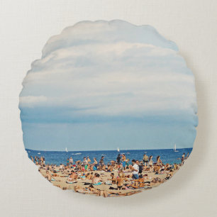 Coussins Ronds Les gens sur la plage de sable brun