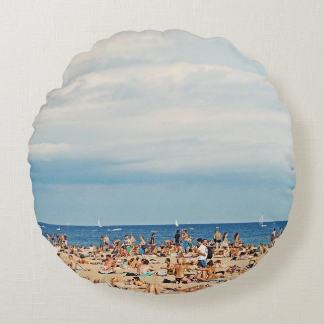 Coussins Ronds Les gens sur la plage de sable brun (Devant)