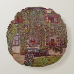 Coussins Ronds Maison de Guardaboschi par Gustav Klimt, Art Vinta<br><div class="desc">La Maison de Guardaboschi (1912) de Gustav Klimt est une peinture vintage de l'époque victorienne sur le symbolisme des beaux-arts. Vue extérieure d'une maison de campagne avec des fleurs et des plantes aux fenêtres et du lierre qui pousse sur les murs. Un banc bleu se trouve en haut de la...</div>