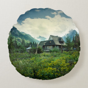 Coussins Ronds Maison en bois, paysage de montagne.