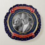 Coussins Ronds Milestone Birthday Gold Photo 70th Seventy Blue<br><div class="desc">Célébrez votre anniversaire d'étape avec cette élégante plaque commémorative de saké. De simples bandes dorées et des bannières rouges dorées au-dessus de arrière - plans à motifs de fleurs de lis marines constituent le cadre idéal pour votre photo préférée. Remplacez l'exemple de photo et de texte par le vôtre pour...</div>