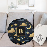 Coussins Ronds Monographie des étoiles de lune motif en or bleu<br><div class="desc">Arrière - plan bleu foncé,  décoré de nuages,  d'étoiles dorées et de lunes. Personnalisez et ajoutez la lettre monogramme du bébé.</div>