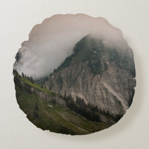 COUSSINS RONDS MONTAGNE VERTE ET GRISE SOUS LES NUAGES BLANCS