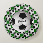 Coussins Ronds Motif de football personnalisé<br><div class="desc">Un design de ballon de football qui est entièrement personnalisable avec votre propre nom ou texte. L'arrière - plan dispose d'un motif de balles de football sur un terrain de football vert. Idéal pour tout joueur de football, entraîneur de football ou fan de football. D'autres combinaisons de couleurs de l'équipe...</div>