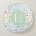Coussins Ronds Motif de monogramme de nuages pastel colorés Kawai<br><div class="desc">Ajoutez une touche mignonne à votre salon ou chambre à coucher avec cet adorable oreiller monogramme. Il présente des nuages kawaii avec un motif de vagues pastel colorées. Personnalisez cet oreiller de nuages en ajoutant un monogramme. Cet oreiller rond à motif kawaii sera parfait comme cadeau personnalisé.</div>