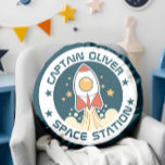 Coussins Ronds Navire spatial personnalisé pour enfants<br><div class="desc">🚀 va à Dreamland ! Ajoutez une touche de charme cosmique à la chambre de votre petit astronaute avec cet oreiller de lancer sur le thème de l’espace ! Parfait pour créer une escapade galactique directement dans leur chambre, ce coussin est plus qu'un simple décor - c'est un billet pour...</div>