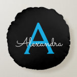 Coussins Ronds Nom du monogramme de la fille en noir bleu<br><div class="desc">Noir et Bleu Simple Script Monogramme Nom Pouf Coussin. La coussin fait le cadeau parfait pour 16 ans,  mariage,  douche nuptiale,  baby shower ou bachelorette pour quelqu'un décorant sa chambre en or rose.</div>
