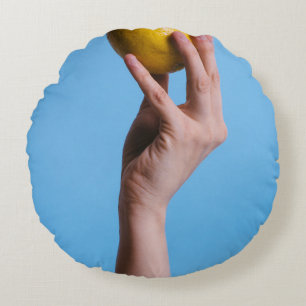 Coussins Ronds Personne tenant du citron
