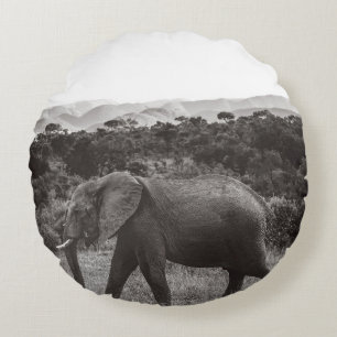 COUSSINS RONDS PHOTO GRAYSCALE DE L'ÉLÉPHANT GRIS PRÈS DES ARBRES