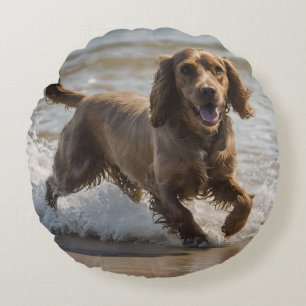 Coussins Ronds "Plaisir de bord de mer : Un Cocker Spaniel Play d