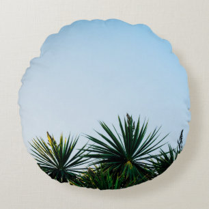 Coussins Ronds Plantes de feuilles vertes sous ciel clair