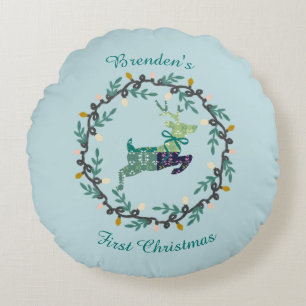 Coussins Ronds Premier cerf de Noël avec couronne sarcelle person