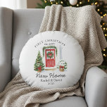 Coussins Ronds Premier Noël dans notre nouvelle maison - Porte ro<br><div class="desc">Un coussin rond confortable avec une entrée d'aquarelle festive : porte rouge classique avec guirlande et guirlande, des arbres en pot avec des arcs, et le titre voûté "Premier Noël dans notre nouvelle maison". Personnalisez les noms et l'année pour un accent chaleureux qui convient à la décoration moderne ou de...</div>