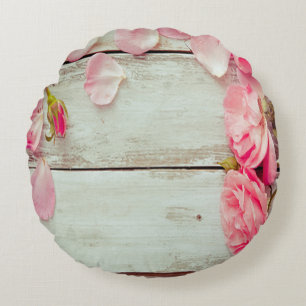 Coussins Ronds roses en bois blancs vintages de rose de mur, chic