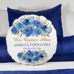 Coussins Ronds Royal Blue Floral Gold Leaf Quinceanera Keepsaké<br><div class="desc">Royal Blue Rose et Gold Leaf Floral Quinceanera garde le coussin de saké avec texte entièrement modifiable. Design élégant encadré avec aquarelle fleurs roses et feuilles dans les tons bleu et or. Design chic et moderne pour vos 15 ans de fête. Parcourez ma collection Rose et Gold Leaf pour trouver...</div>