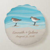 Coussins Ronds Sandpipers sur la plage Date de Mariage Noms dans  (Dos)