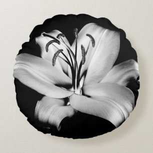 Coussins Ronds Silver Lily : Élégance Florale Monochrome.