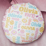 Coussins Ronds Smile graphique fleur pastel preppy jeté oreiller<br><div class="desc">Un sourire unique d'un côté et un nom de motif preppy de l'autre coussin graphique de l'autre côté dans les tons pastel frais de jaune, rose, bleu, corail sur le blanc. Personnalisez avec votre propre nom, actuellement lit Olivia. Conçu par Sarah Trett. Ça aurait l'air super dans une chambre d'ado...</div>