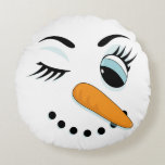 Coussins Ronds Snowman Winking Funny Christmas<br><div class="desc">J'adore ce coussin circulaire, imprimé avec un énorme visage de bonhomme de neige. Le bonhomme de neige est en train de se mettre en route, comme il est adorable. L'arrière du coussin est orangé d'un motif à flocon de neige. Faire correspondre le nez du bonhomme de neige. Vous pouvez customiser...</div>
