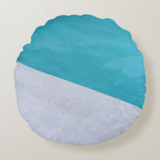 Coussins Ronds Sol gris vide à côté de la piscine