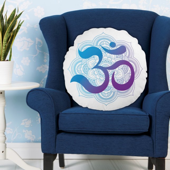 Coussins Ronds Symbole violet et bleu Om Mandala Flower Blanc (White Round Pillow with Blue and Purple Om Symbol and an Indian Lotus Flower Icon on a Blue Chair)