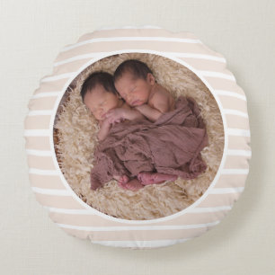 Coussins Ronds Taupe & White Stripes Circle Famille Photo & Nom