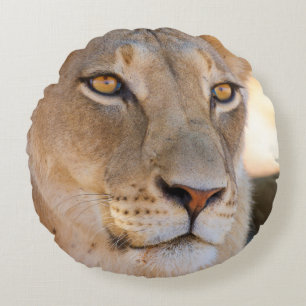 Coussins Ronds Un portrait d'une lionne regardant au loin