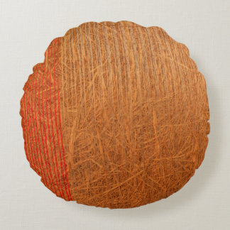 Coussins Ronds une balle cylindrique de foin dans un champ sur un