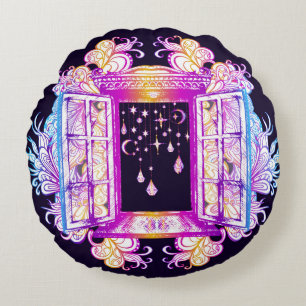 Coussins Ronds Une fenêtre vintage ouverte avec pendentifs contre