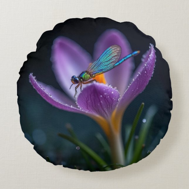 Coussins Ronds Une libellule sur une fleur de crocus (Devant)