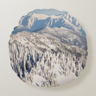 Coussins Ronds Une vue pittoresque des montagnes et des arbres de