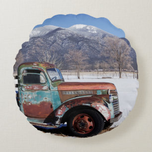 Coussins Ronds Vieux camion assis dans le champ