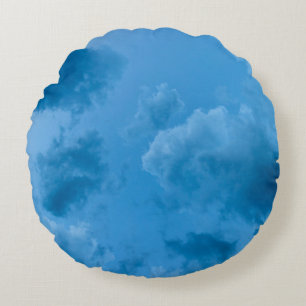 Coussins Ronds Vue en angle faible des nuages bleus